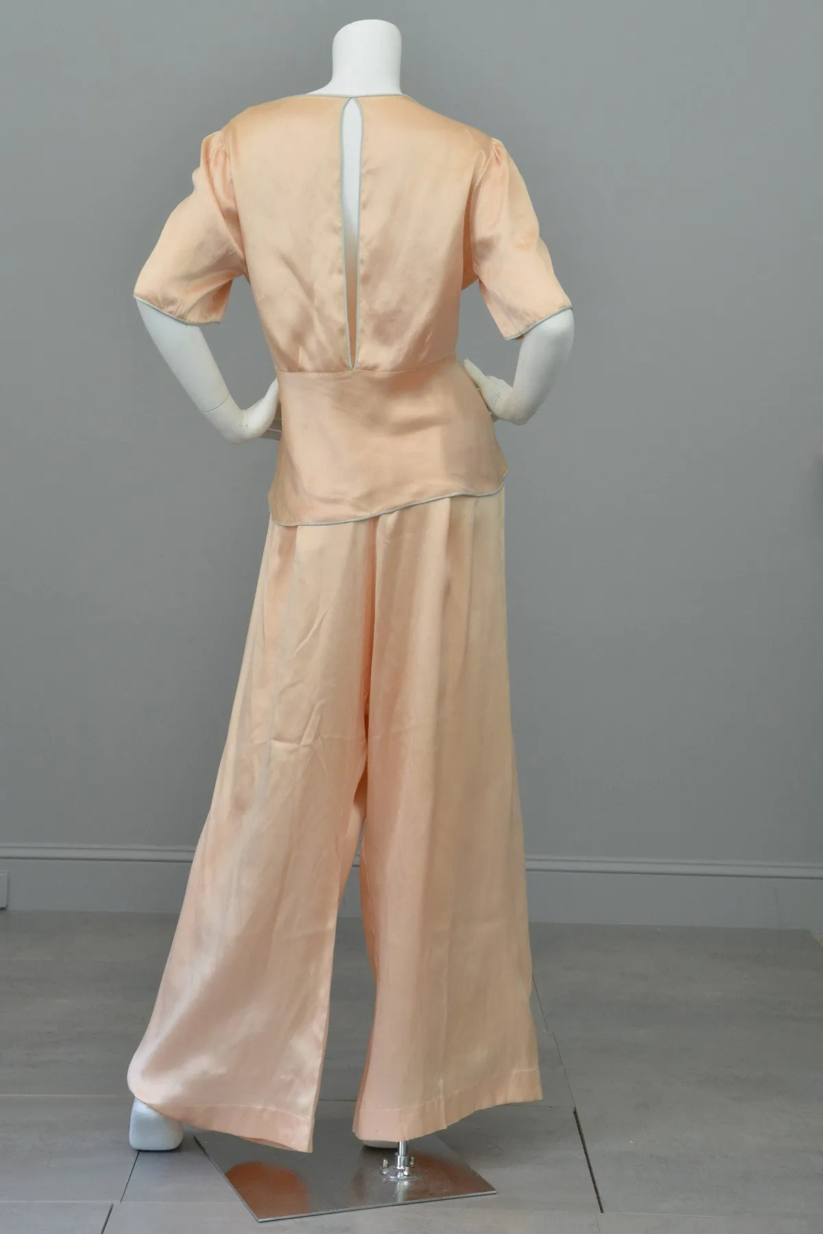 1930s Peach Silk Satin Aqua Piping Keyhole Back Pajamas Loungewear, Size Large